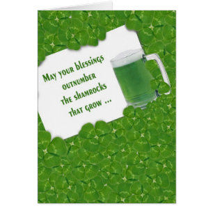 Irisches grünes Bier in Kleeblättern