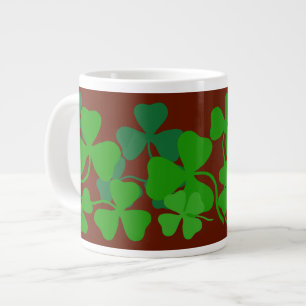 Irisches Kleeblatt, grüne Klee, rote Kaffeetasse/T Jumbo-Tasse