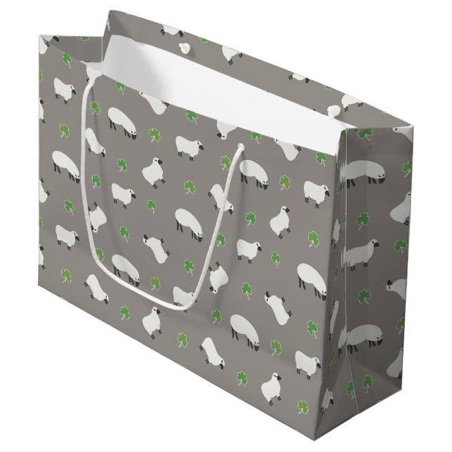 Irisches Kleeblatt-und Schaf-Muster Große Geschenktüte (Vorderseite Schrägansicht)