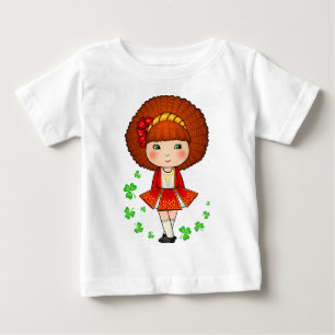 Irisches Mädchen in rotem Kleid mit Kleeblättern Baby T-shirt