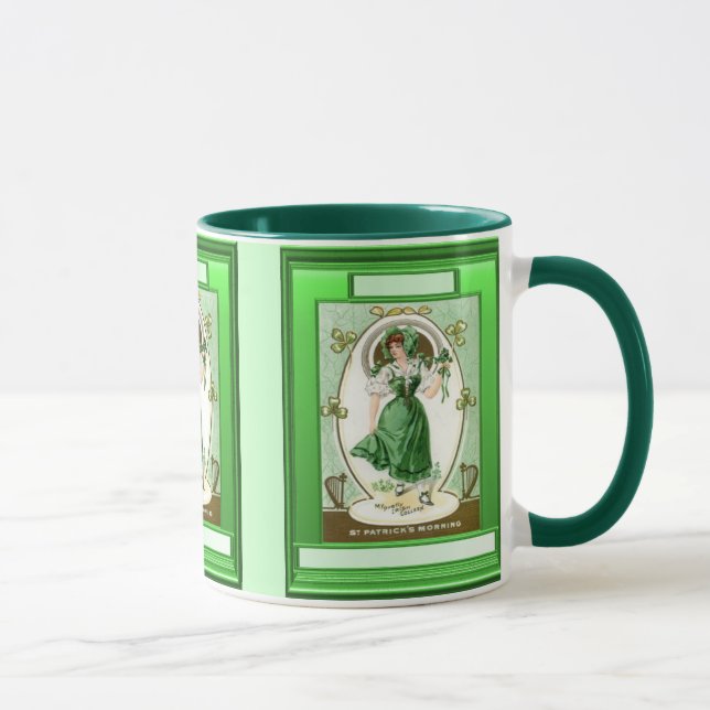 Irisches Mädchen, welches das Grün trägt Tasse (Rechts)