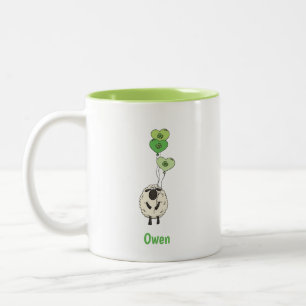 Irisches süßes Schaf mit Shamrock-Ballons Zweifarbige Tasse