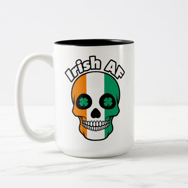 Irish AF, Happy St. Paddy's Day, Irish Flag Skull Zweifarbige Tasse (Links)