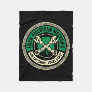 Irish-American Mechaniker mit fettigen Händen, glü Fleecedecke