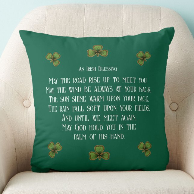 Irish Blessing und Shamrocks Green Typografie Kissen (Von Creator hochgeladen)