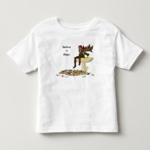 Irish Boy Fairy auf Mushroom Kleinkind T - Shirt