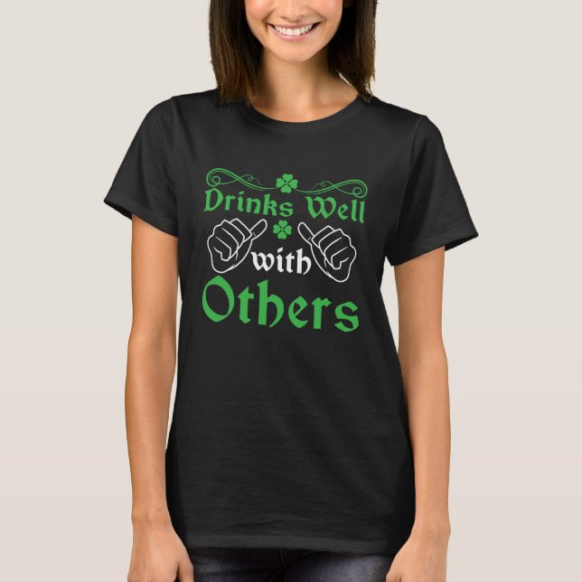 Irish  C St Patrick's Day Drinks Well With Others T-Shirt (Vorderseite)