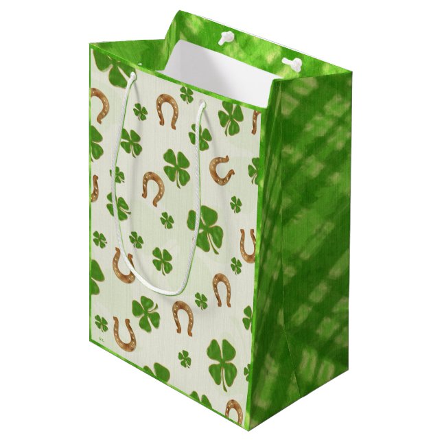 Irish Charm Whimsical MEDIUM St Patrick's Day Mittlere Geschenktüte (Vorderseite Schrägansicht)