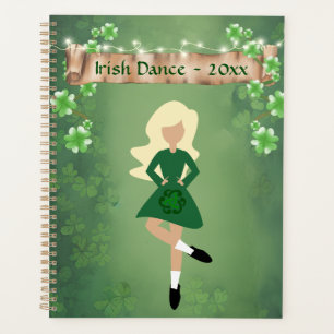 Irish Dancer mit Blond Hair und Clovers Dance Planer