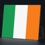 Irish Flag Plaque Fotoplatte<br><div class="desc">Mit unserer ausgezeichneten Tafel mit der Flagge Irlands bereichern Sie Ihre Dekoration! Diese mit viel Liebe zum Detail gestaltete Plakette ist mehr als nur ein Dekorationsstück; sie ist eine Feier des irischen Erbes und des Nationalstolzes. Das kühne Design zeigt stolz die ikonischen Elemente der irischen Flagge, die die reiche Geschichte,...</div>