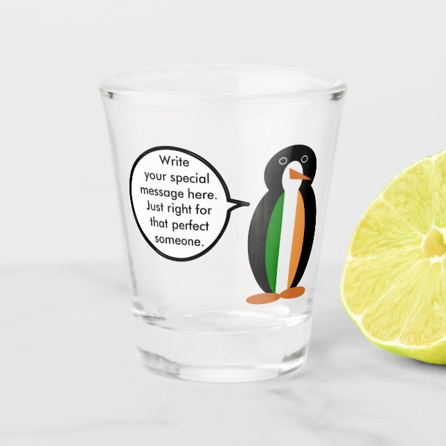 Irish Flag Vortrag von Frau Penguin Personalisiert Schnapsglas (Vorderseite)