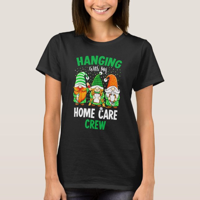 Irish Gnome Hanging mit Zuhause Care Krankenschwes T-Shirt (Vorderseite)