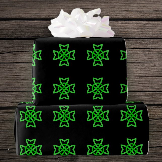 Irish Green Celtic Knot Geschenkpapier (Irish Celtic bright green knots on black gift wrapping paper roll.)