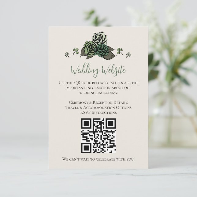 Irish Green Floral Skulls Wedding Website QR Code Begleitkarte (Stehend Vorderseite)