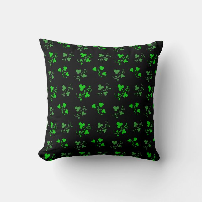Irish Green Kleeblatts on Black Pillow Kissen (Vorderseite)