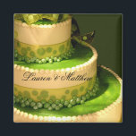 Irish Green Wedding Cake Dekoration Magnet<br><div class="desc">Irisch grünes Hochzeitstorchdesign mit Polka-Punkten und Bogen. Ideal für die irische Braut und Bräutigam Showcase Ihre Einladungen im Stil! Wir Liebe von Sonderbestellungen!</div>