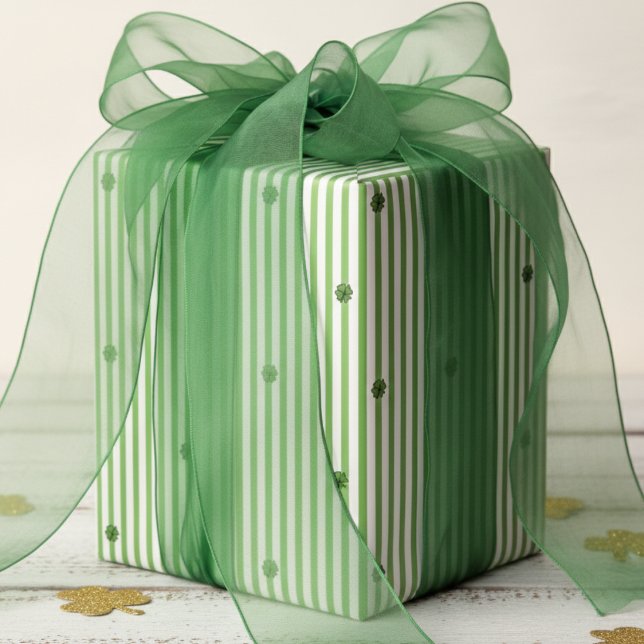 Irish Green White Stripes Pattern Geschenkpapier (Elegant St Patrick's Day Pinstripe Wrapping Paper. Green White Thin Striped Pattern, Lucky Shamrock)