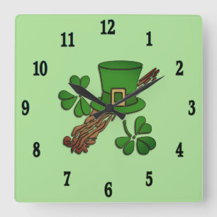 Irish Hat and Shamrocks Black Numbers Quadratische Wanduhr