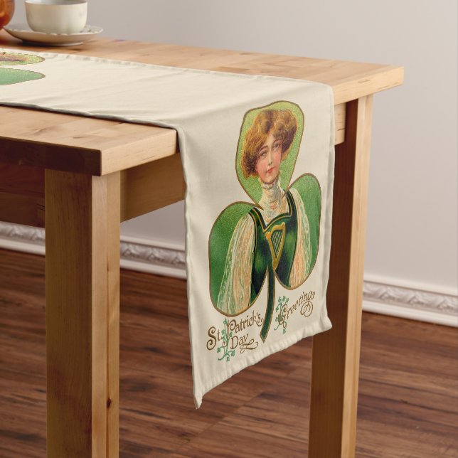Irish Lass St. Patrick's Table Runner Kurzer Tischläufer (Beispiel)