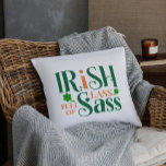 Irish Lass voll von Sass Funny St Patrick's Day Kissen<br><div class="desc">Irish Lass voll von sass Funny St Patrick's Day. Wenn du ein Iren voller Sass lasst? Dann ist dieses lustige St. Patrick's Day Design perfekt für Sie! Das einzige,  was zu tragen,  um das Land der Kobolden am St. Patrick's Day zu feiern. Grün und Orange.</div>