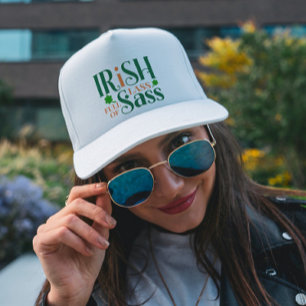 Irish Lass voll von Sass Funny St Patrick's Day Truckerkappe