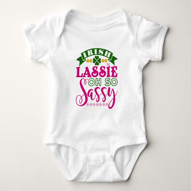 Irish Lassie Oh So Sassy St Patrick's Day Baby Strampler (Vorderseite)