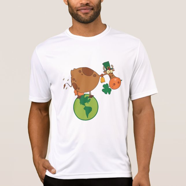 Irish Leprechaun Cow Standing on Planet Earth T-Shirt (Vorderseite)