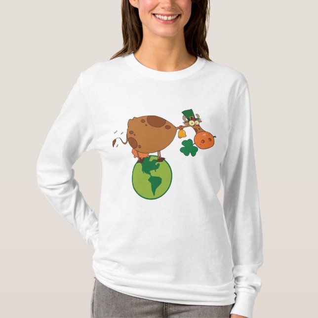 Irish Leprechaun Cow Standing on Planet Earth T-Shirt (Vorderseite)