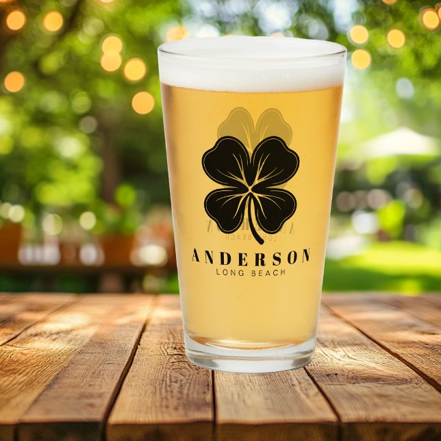 Irish Lucky Four Black Leaf Klee mit Name Pint Glas (Von Creator hochgeladen)