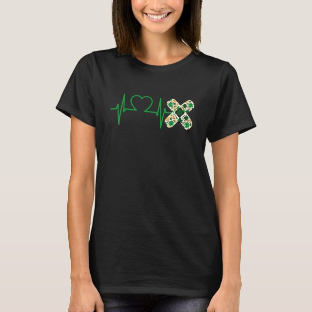 Irish Nurse Bandage Heartbeat Kleeblatt St Patrick T-Shirt (Vorderseite)