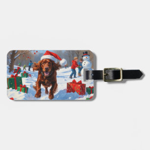 Irish Red Setter läuft durch Schnee mit Weihnachts Gepäckanhänger