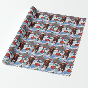 Irish Red Setter läuft durch Schnee mit Weihnachts Geschenkpapier