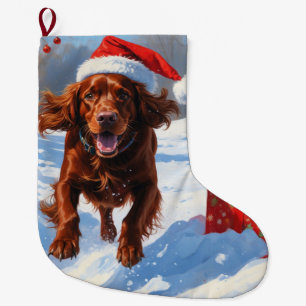 Irish Red Setter läuft durch Schnee mit Weihnachts Großer Weihnachtsstrumpf