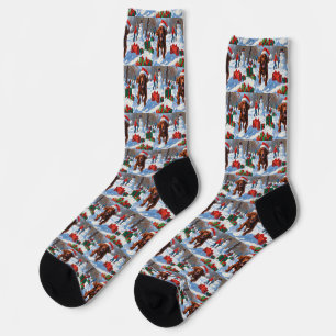 Irish Red Setter läuft durch Schnee mit Weihnachts Socken