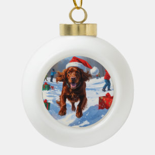 Irish Red Setter Running Snow mit Weihnachtshut Keramik Kugel-Ornament