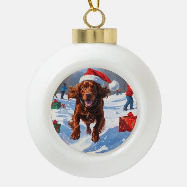 Irish Red Setter Running Snow mit Weihnachtshut Keramik Kugel-Ornament (Vorderseite)