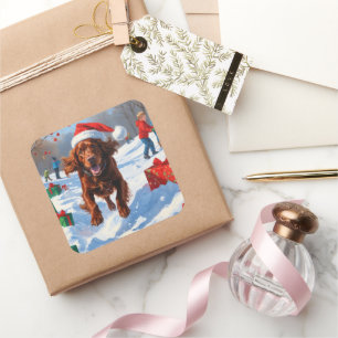 Irish Red Setter Running Snow mit Weihnachtshut Quadratischer Aufkleber