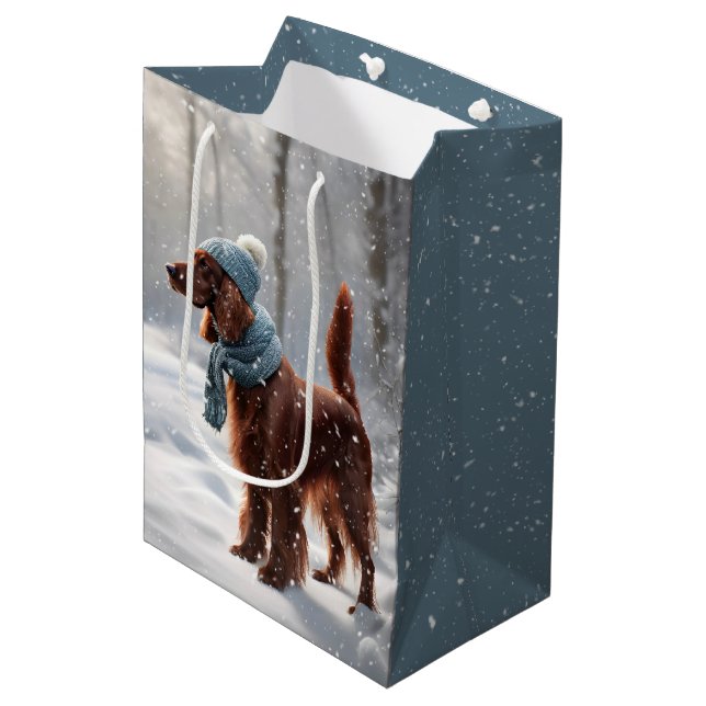 Irish Setter in Snowy Forest Mittlere Geschenktüte (Vorderseite Schrägansicht)