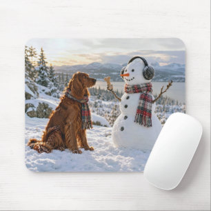 Irish Setter starrt auf einen Schneemann, der eine Mousepad