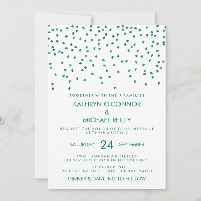 Irish Theme Wedding Kleeblatt Confetti auf Weiß Einladung (Vorderseite)