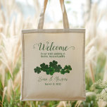 Irish Wedding Custom Welcome Bag Green Clovers Tragetasche<br><div class="desc">Irische Begrüßungstasche mit Kleeblättern und vier Zeilen individuellem Text. Herzlich willkommen bei einer Hochzeit in Urlaubsort-Veranstaltung mit Goodies-Taschen im Hotelzimmer. Geben Sie die Namen der Braut und des Bräutigams mit Datum und Ort der Hochzeit ein. In der Mitte befindet sich eine Gruppe dunkelgrüner Blätter. Nur auf einer Seite gedruckt -...</div>