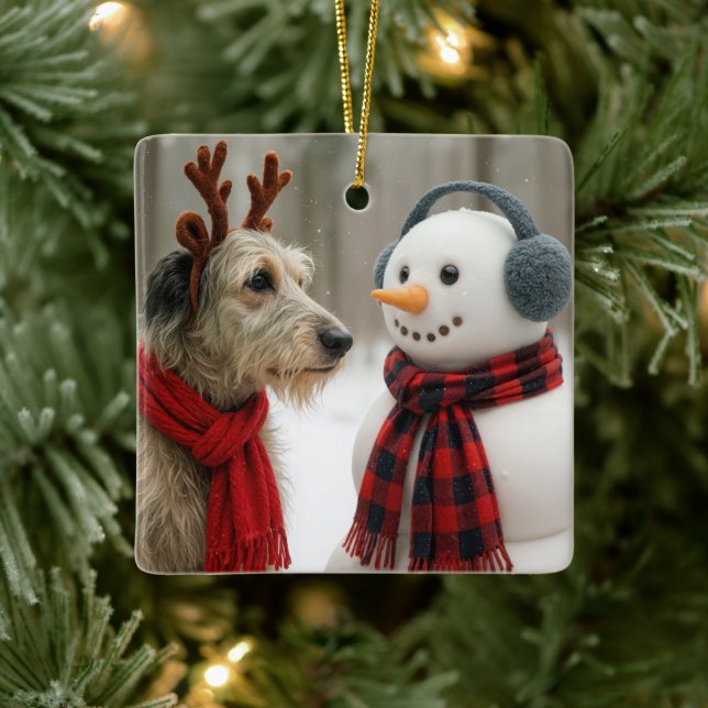 Irish Wolfhound Gazing at a Cute Snowman Keramikornament (Baum)