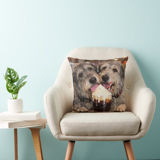 Irish Wolfhound Hunde genießen ein Root Beer Float Kissen (Stuhl )