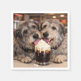 Irish Wolfhound Hunde genießen ein Root Beer Float Serviette