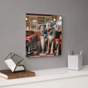 Irish Wolfhounds in Retro Diner Quadratische Wanduhr