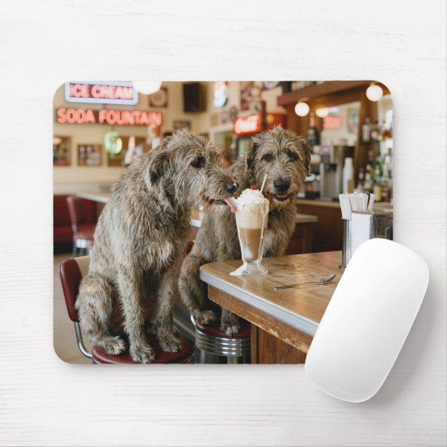 Irish Wolfhounds teilen sich einen Milchshake Mousepad (Mit Mouse)