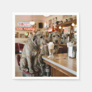 Irish Wolfhounds teilen sich einen Milchshake Serviette