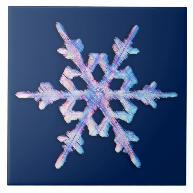 Irisierende Schneeflocke in dunkelblau Fliese (Vorderseite)