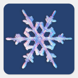 Irisierende Schneeflocke in dunkelblau Quadratischer Aufkleber