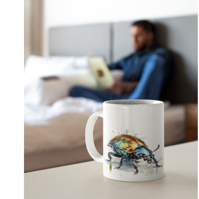 Irisierender Käfer in Wasserfarbe Kaffeetasse (Von Creator hochgeladen)